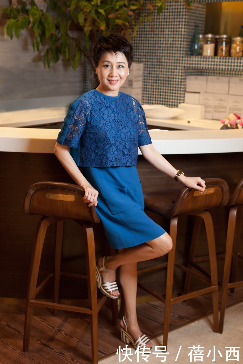 搭配|赌王四太梁安琪终于不扮嫩了,穿小香风套裙,又成为大婶穿搭楷模