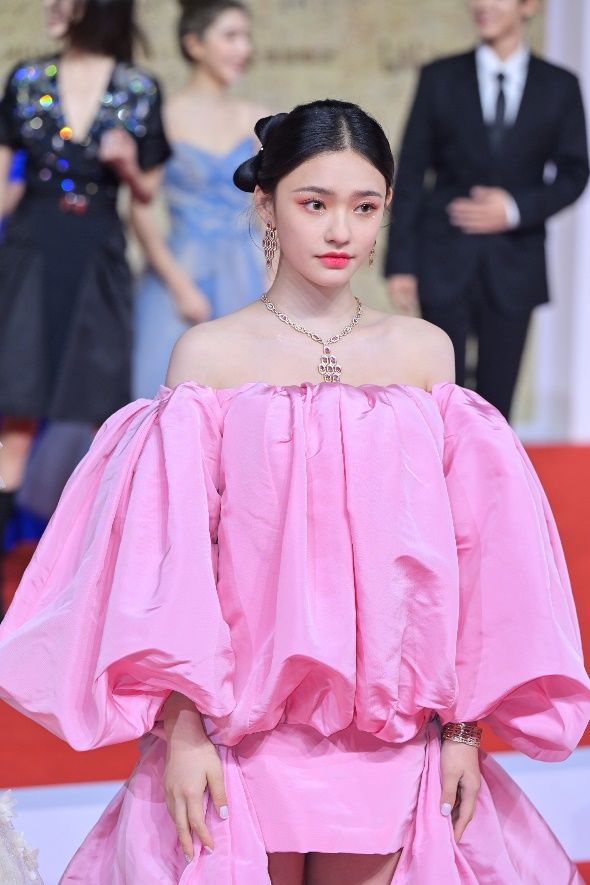 星光閃耀 照亮鷺島！ 明星大咖紛紛登場(chǎng)第34屆中國(guó)金雞百花電影節(jié)閉幕紅毯