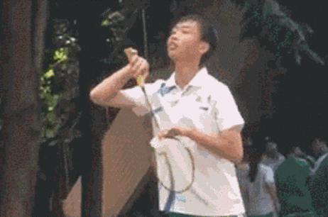 |搞笑GIF:帅哥拉弓的动作其实挺标准的,手里的东西是亮点!