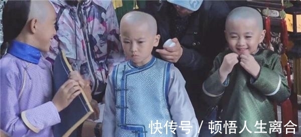 康熙&雍正一岁抓周,用毛笔胡乱写了个字,康熙看后脸色大变,最后成真