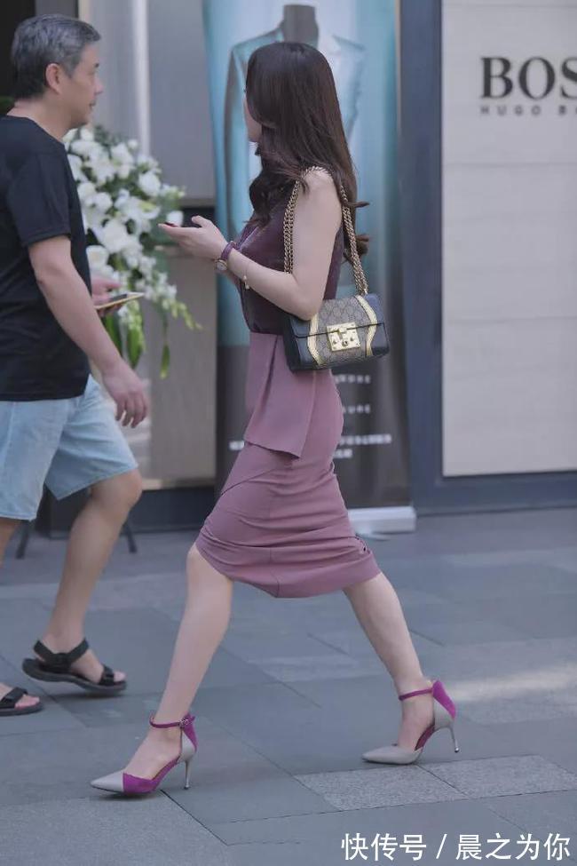 开叉裙 -温柔娴静美女的开叉裙一层叠了一层,太浪费布料了