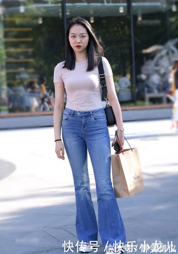 搭配|微胖姐姐的休闲风,修身打底搭配喇叭裤,简约风也能很亮眼