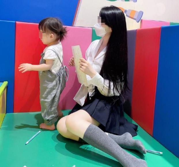 穿着|“晒娃还是晒肉?”辣妈分享亲子照被喷,网友质问对得起孩子吗