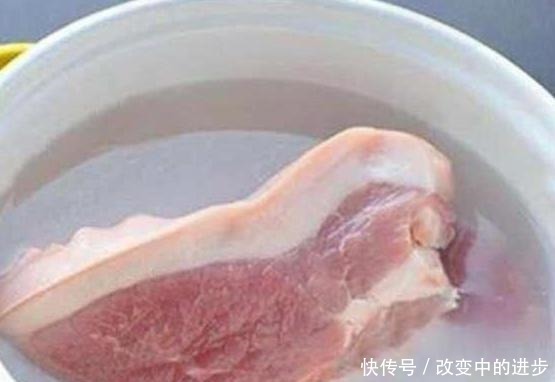 不管多硬的肉，加入几滴它，分分钟就能解冻，网友又学到一招！