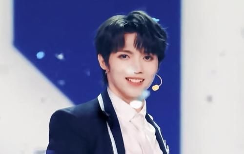 都很拼!伯遠(yuǎn)經(jīng)紀(jì)人結(jié)婚還在拉票,哇唧花式應(yīng)援口號好土