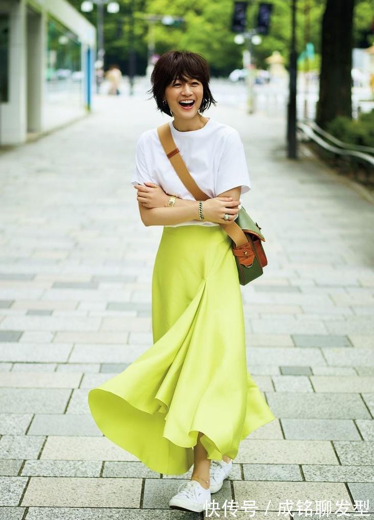 运动鞋|简单就是高级,成熟女人都爱的“半身裙+运动鞋”,舒适又显年轻