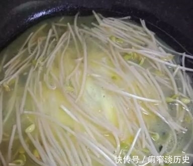 教你一个豆芽的新做法,加它一起炒,嫩滑爽口