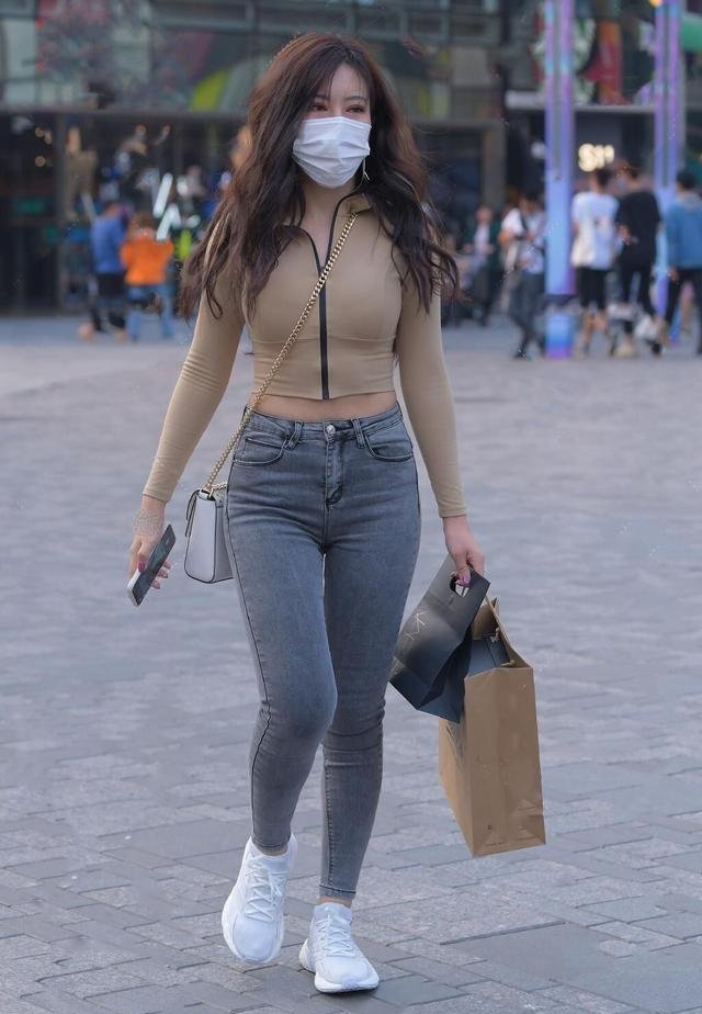 “婴儿肥”身材别大意，穿搭稍有不慎，便要为自己的行为“买单”