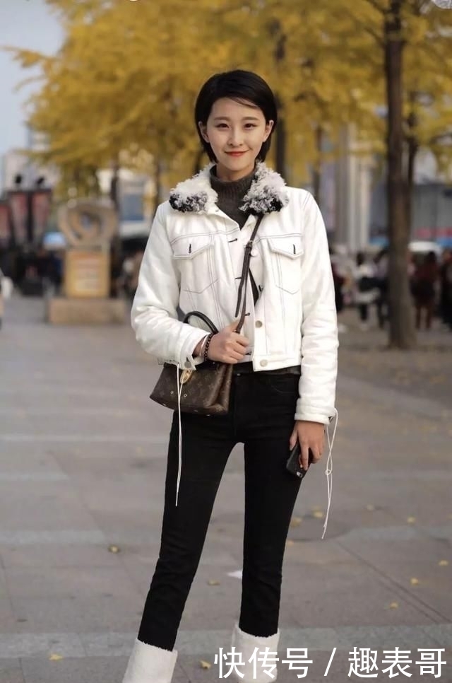 热裤|街拍美女身穿衬衫的姐姐出街,热裤展现青春活力,像谁的初恋吗