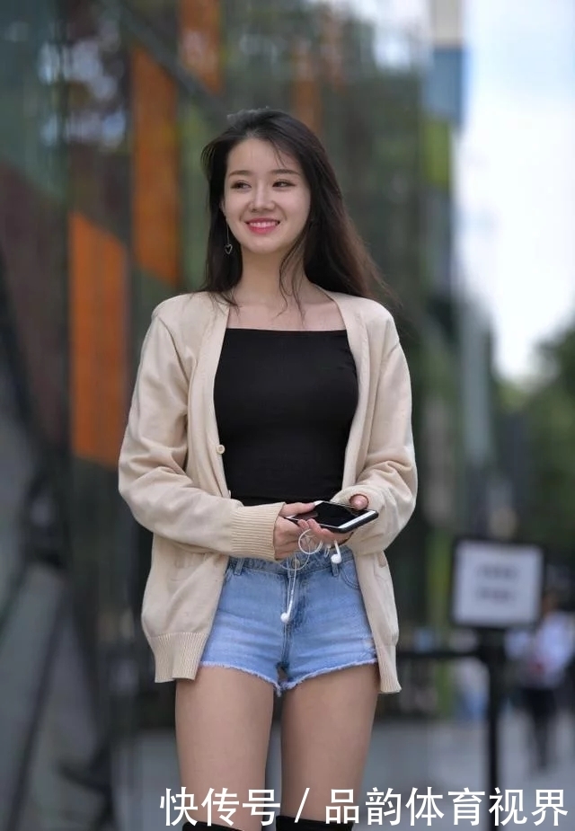 美女街拍冬季穿搭做“减法”,短裤搭配长筒靴,让你清新又有型