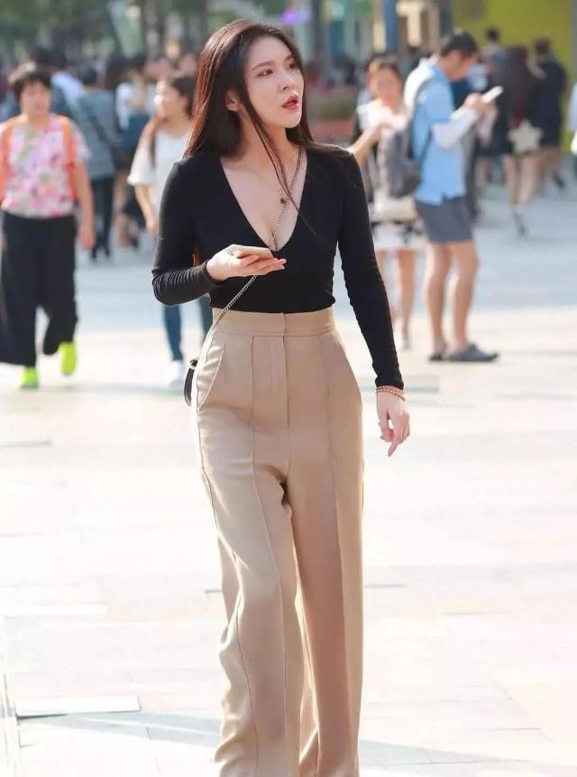 贵妇出门裤子选的太宽松,却依旧遮不住其优雅迷人的魅力气质