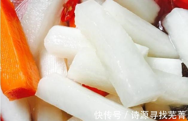 教你一种腌萝卜条的做法，腌2个小时就能吃，酸甜微辣，口感脆爽！