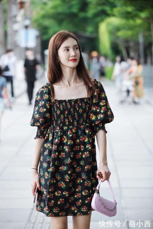 穿搭|164高的郑合惠子穿得好清凉,穿吊带碎花裙看着没有80斤,真羡慕