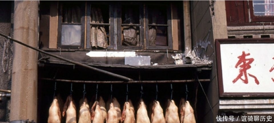 早上没吃饭,现在有点饿?80年代的各色小吃摊了解一下