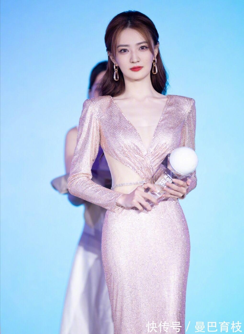 阔腿裤|女人不管多大,都少穿T恤配阔腿裤,今夏流行这样穿,时髦显气质