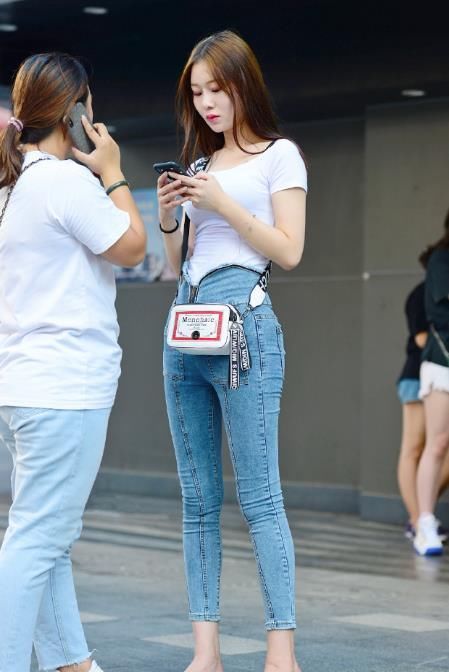 街拍:潮流小姐姐温婉贤淑,含蓄又优雅,尽显女性魅力气质!