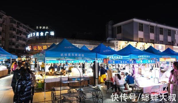 西湖|来杭州旅游吃货哪里去？建议来一条夜市街，距离西湖边仅十分钟