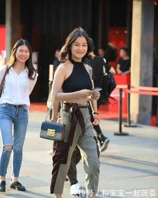 性感 凹凸紧致的牛仔裤美女,简约中透着个性感,精致典雅!