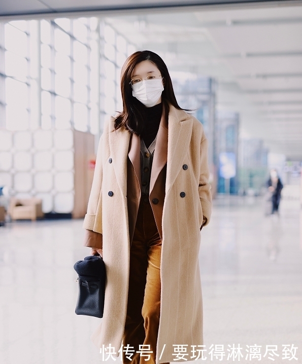 “大衣+烟管裤”落伍了，配条喇叭裤才时髦，过年回家这样穿好美