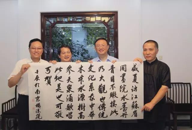 书法@杨洁篪罕见挥毫秀书法,笔意顾盼,似奇反正,楷书精妙胜书协专家