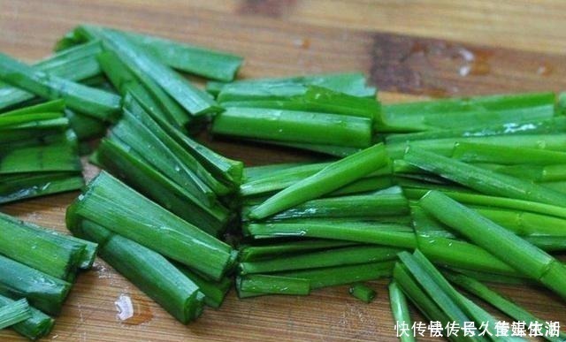 食材|韭菜和此食材是绝配,我家三天两头吃,清肠刮油,炒一盘才5块钱