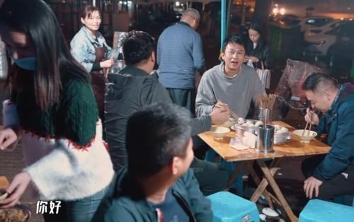 鄧超在路邊攤吃包子，看到他手中筷子的“顏色”，網(wǎng)友：活該你火