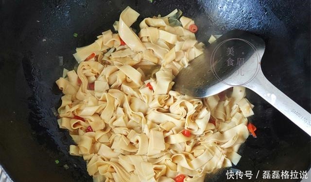 蒜黄这个做法,不用鸡蛋不用肉,比吃鱼吃肉还香,比白菜都受欢迎