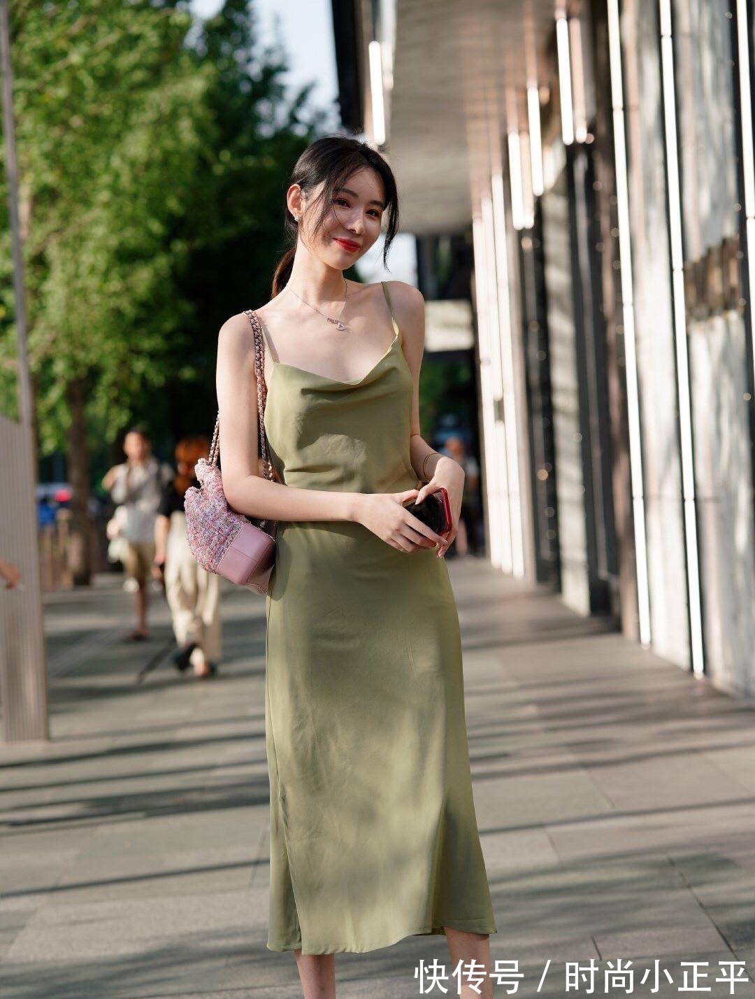 美女|裙子美女穿得太宽松了,到底是揭短,还是展现魅力?