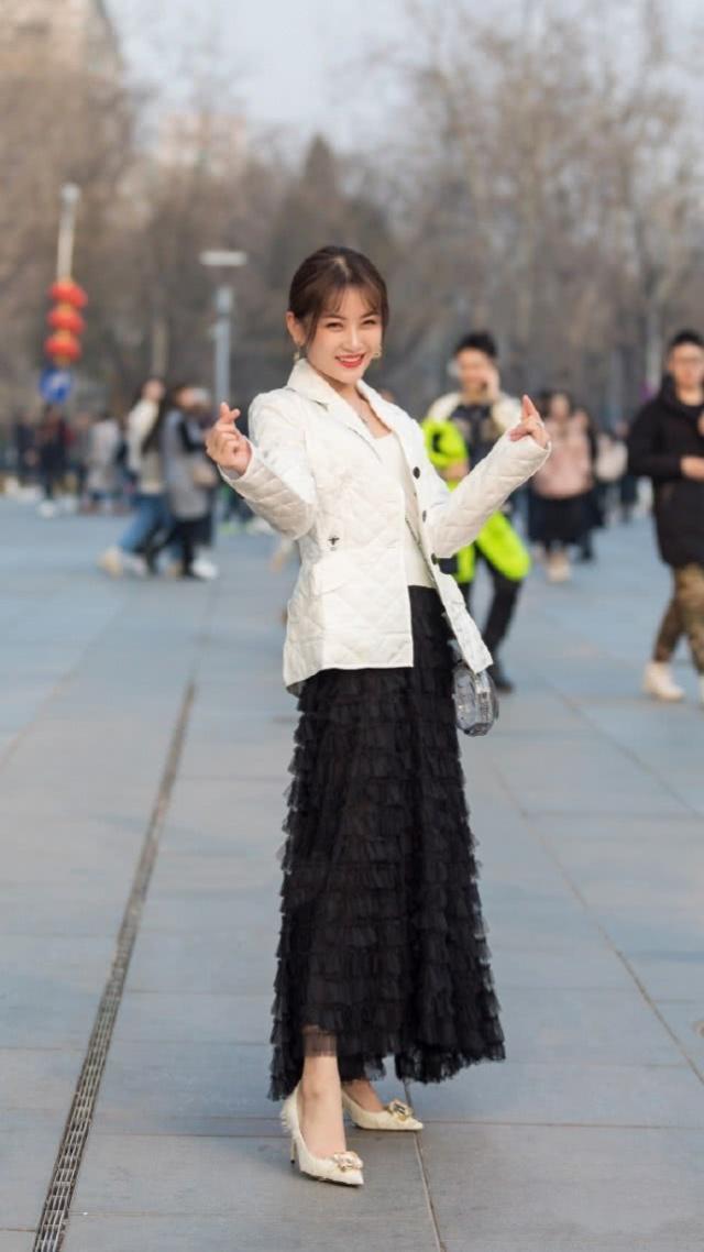 街拍|街拍:美女白色休闲装搭配黑色裙子,干净利落突显出十足的气质