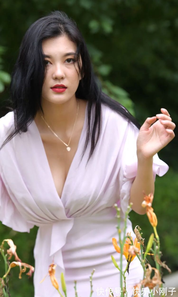 v领 小姐姐身穿V领连衣裙搭配高跟鞋,更显时尚优雅气质