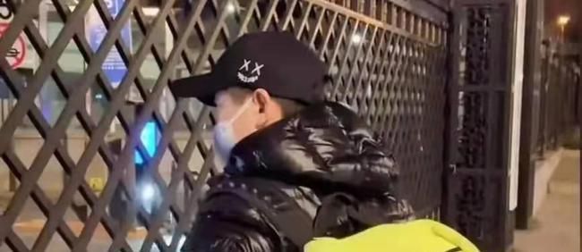 樊振东|王曼昱首度亮相!开完会直奔北京,恩师亲自接机,莎莎食堂合影
