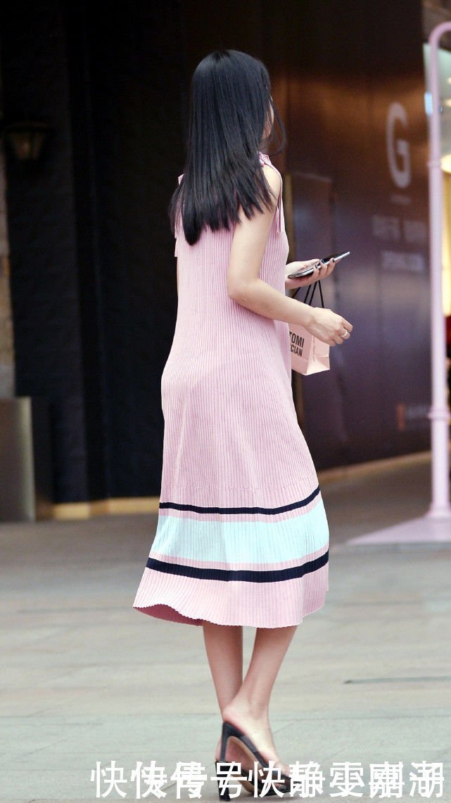 简约减龄的针织长裙,加上长直的发型,整体造型优雅休闲