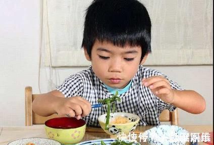 老人|中国老人的“糊弄式早餐”,正在影响孩子发育,父母要及时阻止