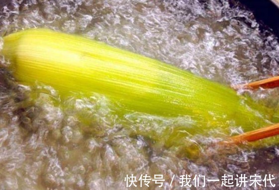 煮玉米还分冷水下锅和开水下锅，以前都白吃了，这样煮才健康