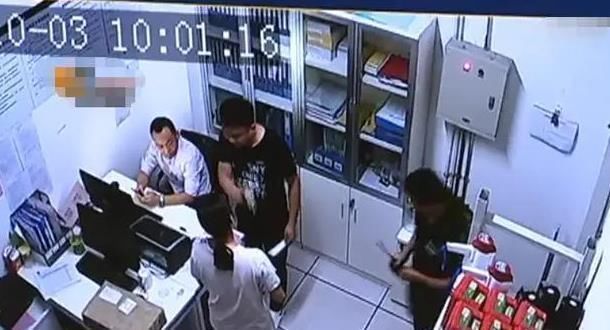 墨菲定理|男孩在零食店乱摸食物,店员一句话禁止,妈妈:别凶我们孩子