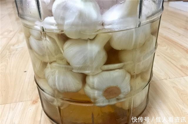 腌制糖蒜,只放醋和糖就错了,加点它,大蒜不发苦,还不容易坏