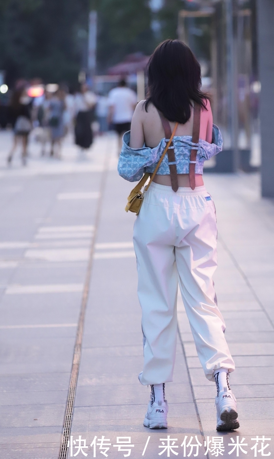 街拍:每次逛街都会被姑娘们背影杀