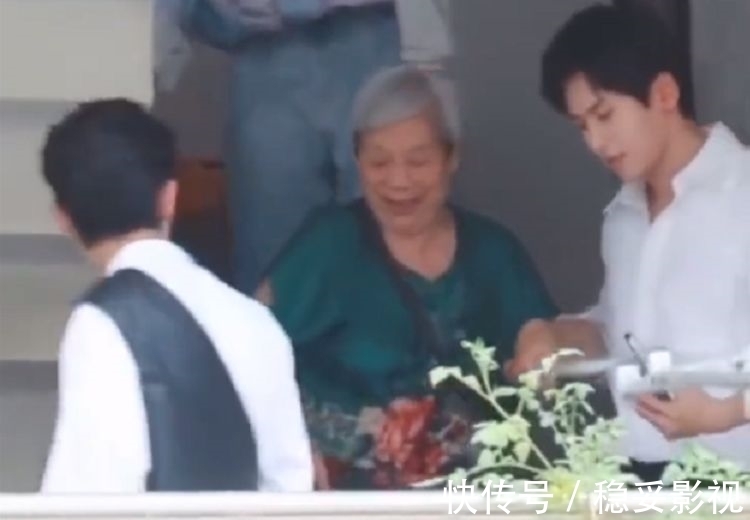 老奶奶|《最后的贏家》路透，看到張哲瀚對老奶奶的態度，真是細節見人品