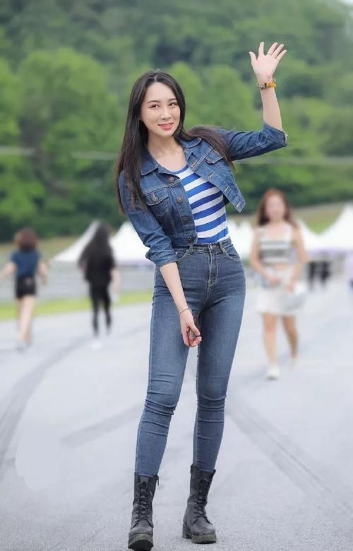 路人街拍高挑身材的牛仔风美女,紧身裤配马丁靴时髦又显腿长