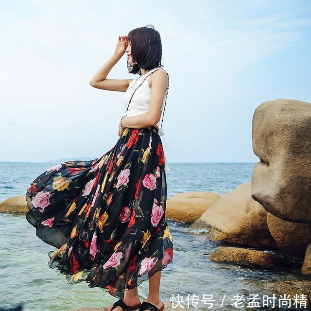 女人味 轻盈飘逸的雪纺,搭配印花而成的长款半身裙,浓浓的尽是女人味
