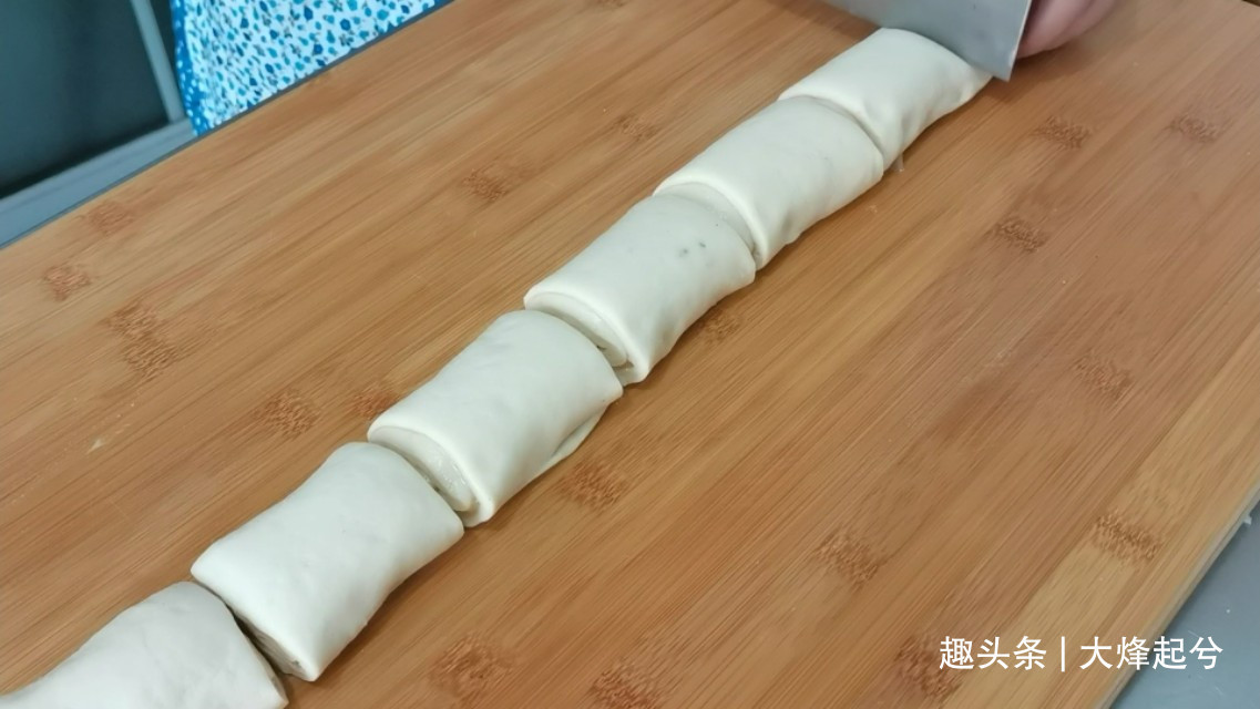 芝麻酥饼在家简单做,外酥里软又香甜,不用烤箱也可以酥得掉渣