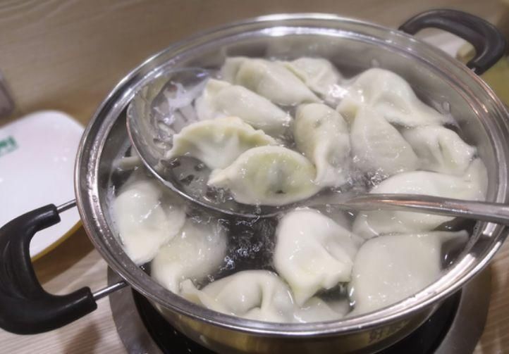 做白菜饺子，白菜不要直接调馅，教您一招，饺子鲜嫩多汁不出水