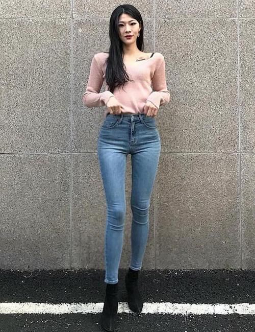 美女|美女穿搭：牛仔裤小姐姐的穿着放飞自我，青春气息很迷人