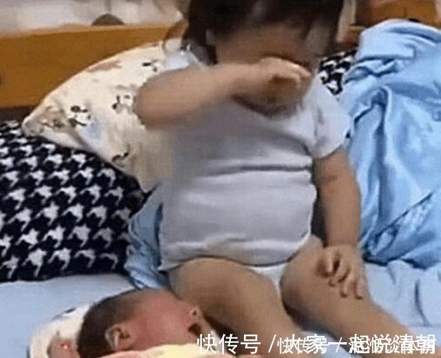 姐姐|两岁姐姐被三个月弟弟吵醒,见妈妈没在,随后姐姐的做法令人泪目