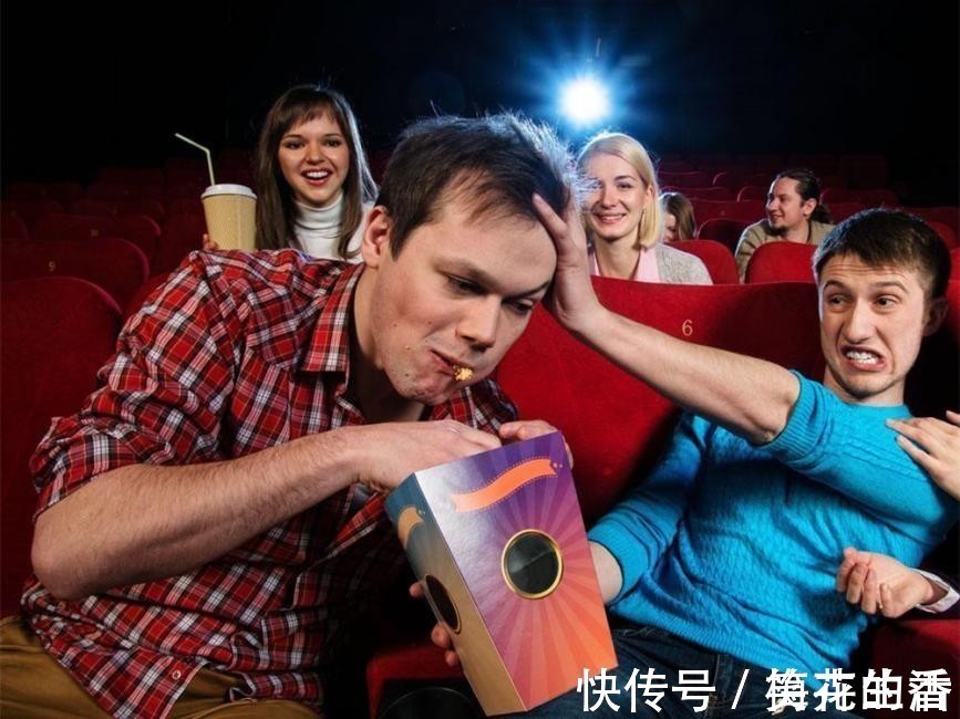 小孩|男童踢坏电影屏幕,影院索赔巨款,熊孩子闯祸该谁背锅