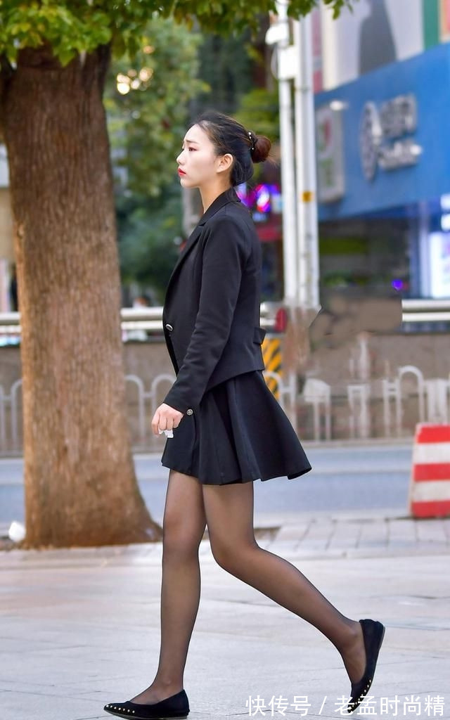 套装|美女街拍:黑色套装遇上黑色丝袜,重塑身材,提升气质,显高还能显瘦