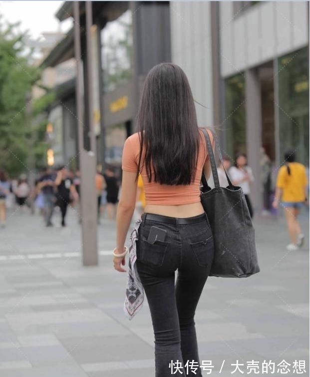 喇叭裤 V领露脐T恤搭配牛仔喇叭裤,时尚大气惹人爱,御姐范十足!