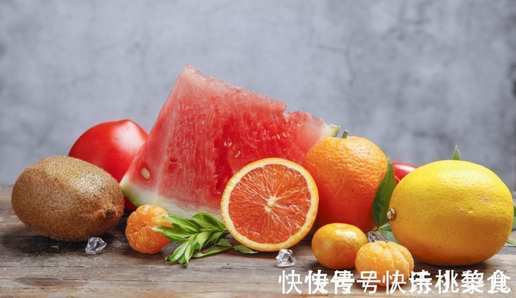 锻炼|榨成汁、切成块?1岁以下宝宝吃水果三不要,这样做有营养还防噎