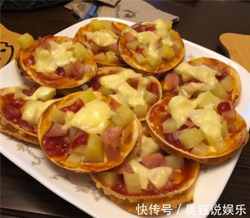 想吃披萨不用买，用饺子皮做一盘，好吃简单便捷，馅料非常足