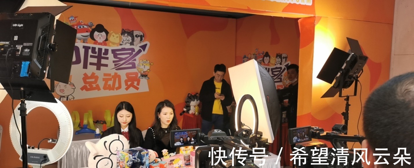 阿呆|动漫IP新片新品直播推介活动成功举办,虚拟主播、二次元Coser同台直播